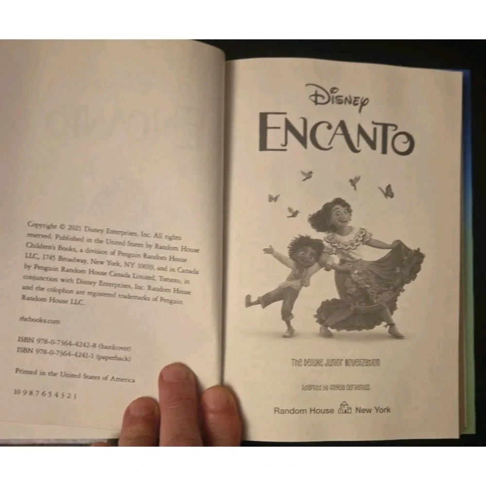 Disney Encanto Deluxe Junior Novelization Book Tale + Character Guide &‎ Poster